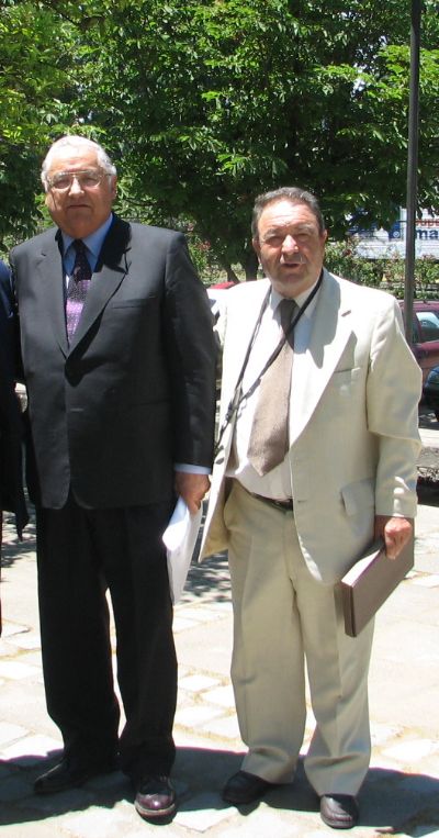 Los profesores Roberto González R., (a la izquierda) y Raimundo Charlin C. (a la derecha).