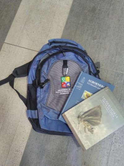 Los estudiantes recibieron una mochila con libros de destacados académicos como regalo de bienvenida.