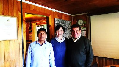 William U. Palomino Conde, docente de la Escuela de Medicina Veterinaria de la Universidad Nacional de San Cristóbal de Huamanga, junto al Profesor Humberto González y la Profesora Claudia Mella. 