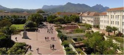 La Universidad de Stellenbosch es la institución pública de estudios superiores más antigua del país. Cuenta con 27.000 estudiantes y es trilingüe inglés-afrkáans-alemán.
