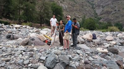 Los profesores Cristian Kremer (UCH) y Mark Stone (UNM) realizaron una salida a terreno para evaluar el estado de la cuenca hídrica del Cajón del Maipo.