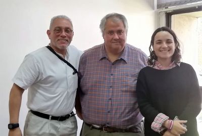 El Profesor mexicano, junto al Director de la Escuela Pregrado Marcos Mora y la académica Sofía Boza.