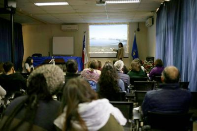 Gran participación tuvo la Charla Magistral: Bosques fósiles de Chile y Antártica dictada por la profesora Dra. Teresa Torres.