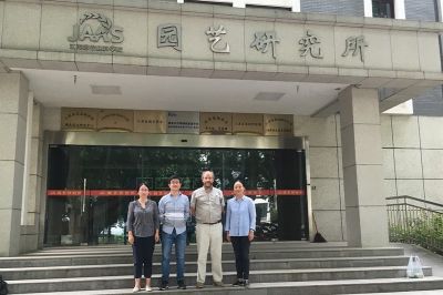 Dra. Lui Shin, Dr. Wei Jui, profesor Rodrigo Infante y profesora Ma Ruijuan frente al ingreso del Instituto de Fruticultura del JAAS (Academia de Ciencias Agrícolas de Jiangsu).