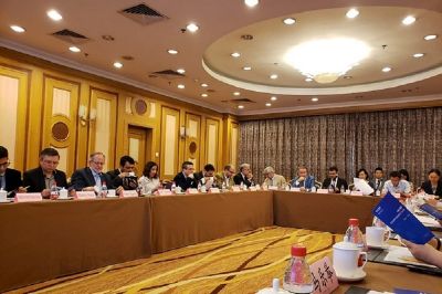 Reunión realizada en Beijing el 5 de junio entre autoridades y académicos de la Universidad de Chile con académicos y autoridades del Centro de Transferencia de Ciencia y Tecnología de China, entidad 
