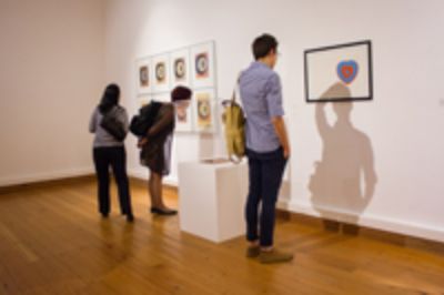 Lecturas de Obra consiste en conversaciones en sala sobre la obra de Duchamp, a cargo de diferentes artistas nacionales y de un destacado especialista francés.
