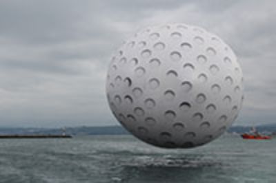 "Juego Mixto" plantea el relato de una gigantesca pelota de golf en paisajes extremos de Chile