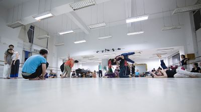 La próxima sesión de JAM de Danza Contacto Improvisación se realizará el viernes 26 de abril, a las 19:30 horas, en la Sala 1 del Departamento de Danza. La entrada es liberada.