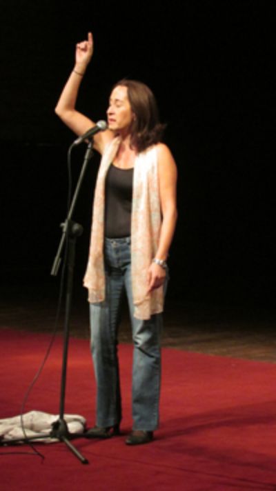 Annie Murath interpretando la canción "La vida es un cabaret". 