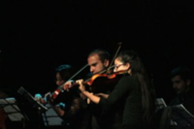 Estudiantes de la Facultad de Artes en la música de la ópera "Bastián y Bastiana"