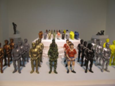 "101 formas para nombrar un acá", muestra que contempla la exhibición de dos esculturas y de una instalación, tiene como protagonistas a Carlos Caszely, Patricio Yáñez y Roberto "Cóndor" Rojas.