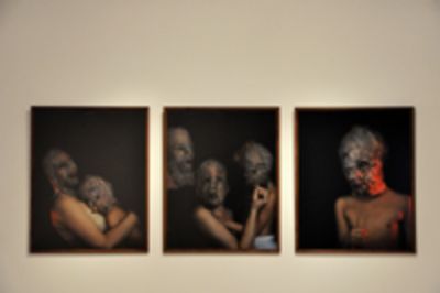 Desde fines de los noventa que Soledad Novoa investiga en torno al cruce entre arte y feminismo. En la imagen, la obra "Cría cuervas" de Gabriela Rivera.