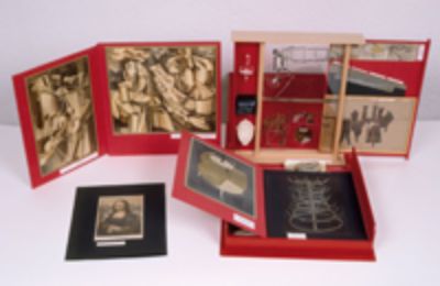Caja de cartón con réplicas en miniatura, fotografías y reproducciones en color de obras del artista (Marcel Duchamp). Fundación Joan Miró, Barcelona. Donación de Alexina Duchamp.