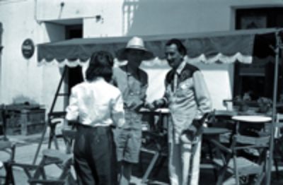 Robert Descharnes. Marcel Duchamp con Gala y Salvador Dalí ante el Bar Melitón, Cadaqués, agosto de 1958. Archivo fotográfico Pere Vehí, Cadaqués. © Descharnes & Descharnes sarl.
