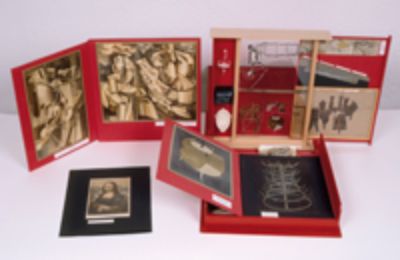Marcel Duchamp. Boîte-en-valise, 1935-1941. Caja de cartón con réplicas en miniatura, fotografías y reproducciones en color de obras del artista. Fundación Joan Miró, Barcelona.