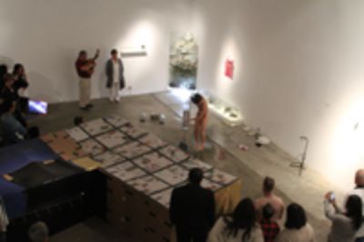 Durante la inauguración la artista Alejandra Herrera, radicada en Estados Unidos, presentó una performance que interpela la dictadura militar chilena.