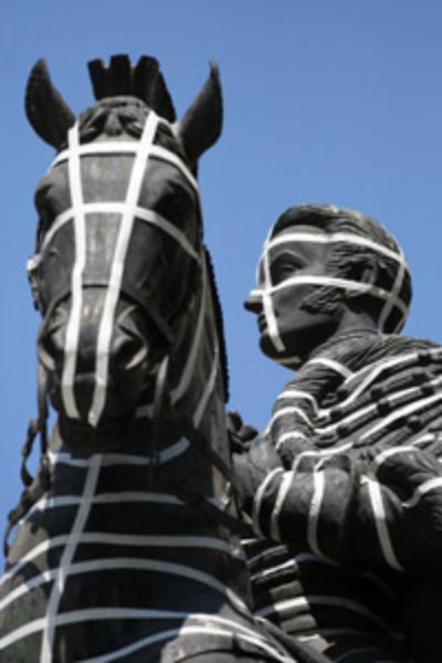 Monumento al General Carrera intervenido por el artista.