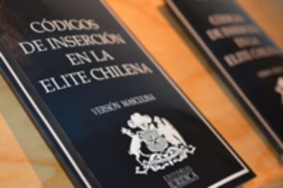 A modo de introducción del resto de la obra, se exhiben dos ejemplares del libro titulado "Códigos de Inserción en la Elite Chilena", en sus dos  versiones: masculina y femenina. 