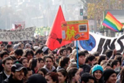 La muestra reúne afiches y panfletos, surgidos del movimiento estudiantil durante los últimos 10 años