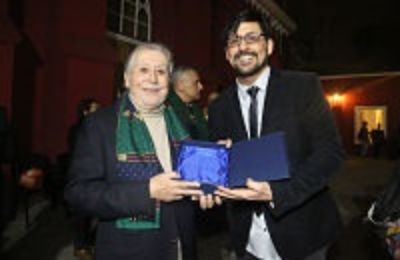 Sergio Zapata, diseñador teatral y Marco Espinoza, coordinador del Magíster en Artes Mención en Dirección Teatral, en la noche inaugural del Festival de Directores Emergentes.