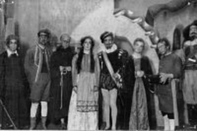 "La Guarda Cuidadosa", estrenada el 22 de junio de 1941 marcó el inicio del Teatro Experimental de la Universidad de Chile, hoy el Teatro Nacional Chileno.
