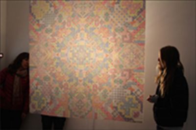 "(     )" de Ricardo Pizarro donde expone dibujos de geometrías concéntricas, hechos a través de puntos con marcadores de colores sobre toalla nova.