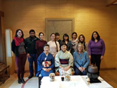 Nueve estudiantes del DAV visitaron la residencia del embajador del Japón en Chile para conocer de cerca la Ceremonia del Té.