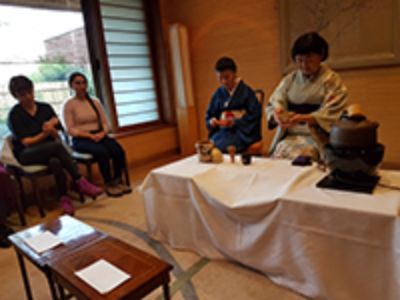 La ceremonia del té japonesa, también denominada ¿chanoyu¿ o ¿sado¿, es una de las artes tradicionales japonesas que mejor representan la ¿esencia de lo japonés¿.