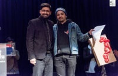 Sebastián Squella, director del montaje "Pinochet, la obra censurada en dictadura" recibió el premio Eugenio Guzmán por parte del jurado y abrirá la temporada 2017 del Detuch.