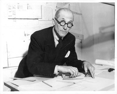 Charles-Édouard Jeanneret-Gris, Le Corbusier, (1887, Suiza - 1965, Francia) fue un arquitecto, urbanista, pintor y escultor nacionalizado francés.