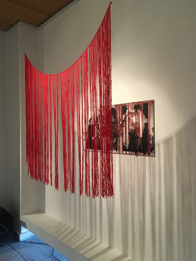 Dominique Guerra es otra de las expositoras cuya obra Los recuerdos se ven a través de líneas rojas, se centra netamente en la recopilación de recuerdos de la imagen de su abuela materna.