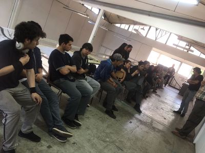 En ese contexto los alumnos de 3°B del Centro Educacional Valle Hermoso de Peñalolén tuvieron la oportunidad de asistir a una charla sobre Arte y Espacio Público dictada por Francisco Sanfuentes.