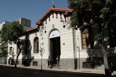 La primera versión del informe fue presentada ante la Unidad de Autoevaluación, Acreditación y Calidad de la Vicerrectoría de Asuntos Académicos de la Universidad de Chile.