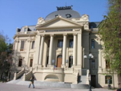 En forma inédita, la exhibición "Colección MAC: Post 90" ocupa las dos sedes del museo, Parque Forestal y Quinta Normal.