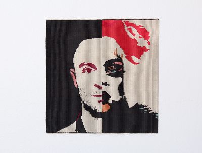 En la 7ª Bienal Internacional del World Textile Art la artista presentó "Ensayo Drag Queen", tejida con hilo de bordar de algodón a telar, en técnica de tapicería.