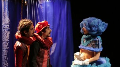 Estudiantes de cuarto año presentan obra "Ross y Guil" en el Teatro Nacional Chileno