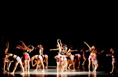 "Otro Encuentro" es el nombre de la obra de egreso de los estudiantes de Licenciatura en Artes mención Danza.