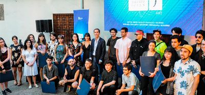 El "Premio Municipal Artes Visuales Talento Joven", reoconoció a jóvenes artistas entre los que destacan alumnos y egresados del Departamento de Artes Visuales, DAV, de la Universidad de Chile.