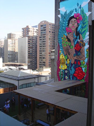 El mural creado por la artista Stfi. fue pintado junto a estudiantes de la sede Alfonso Letelier Llona.