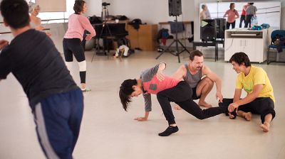 El artista europeo realizó una práctica dirigida a académicos del Departamento de Danza.