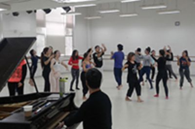 El seminario de carácter interdisciplinario reunió a 160 estudiantes de danza, canto y actuación.