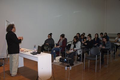 El primer módulo estuvo a cargo del Doctor el Literatura, filósofo y académico, Sergio Rojas, quien sentó las bases para la reflexión del Arte Contemporáneo hoy.