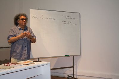 El primer módulo del Diplomado de Extensión en Artes Visuales estuvo encabezado por el académico de la Facultad de Artes Sergio Rojas quien se refirió a la contemporaneidad del arte.