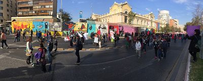 Dos grandes murales realizó el artista visual y profesor del DAV, Carlos Gómez en la Alameda de Santiago, tras haber resultado ganador del concurso Metro de Santiago.