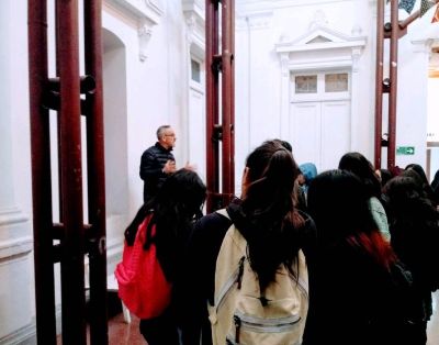 Académico Igor Pacheco dando la bienvenida y conversando con los estudiantes antes de la función.