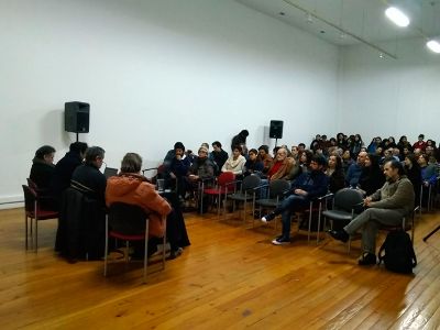 Los debates se llevaron a cabo en la sede Las Encinas y en el Museo de Arte Contemporáneo sede Parque Forestal, respectivamente.