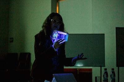 Valiéndose de un cubo de vidrio y la luz del celular, la directora de "Zama" explicó a los asistentes la idea de "inmersión" y el rol del sonido como huella de la realidad.