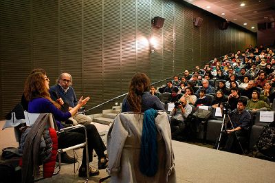 En dicho espacio, la directora de "La Ciénaga" conversó con los académicos Carlos Flores y Federico Galende, además de responder preguntas del público.