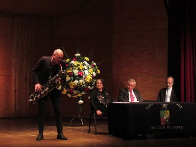 El músico egresado de la Facultad de Artes, e hijo de la decana saliente, Rodrigo De Petris Cárdenas interpretó dos piezas de saxofón.