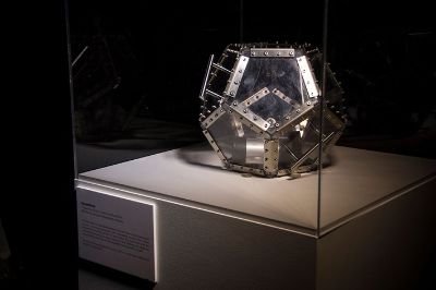 "TELEMETRON", instrumento diseñado para ser utilizado dentro de naves espaciales o en el vacío del espacio. Creado por Nicole L¿Huillier y Sands Fish.